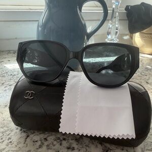 Source Unknown Black Oversized Cat-Eye Sunglasses